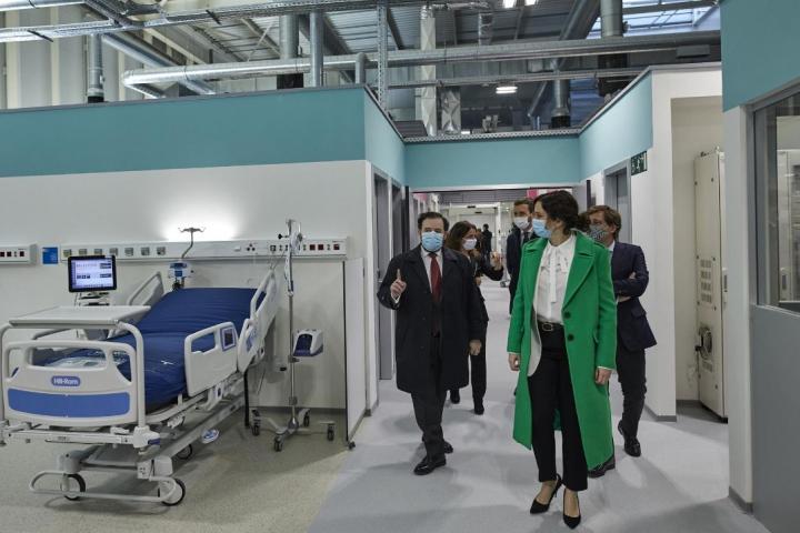 La presidenta de la Comunidad de Madrid, Isabel Díaz Ayuso, durante la inauguración del Hospital Isabel Zendal. 