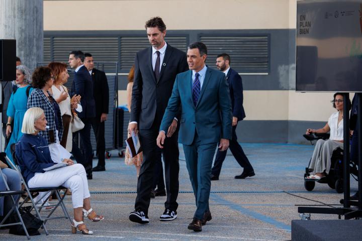 El exjugador de baloncesto Pau Gasol y el presidente del Gobierno, Pedro Sánchez.