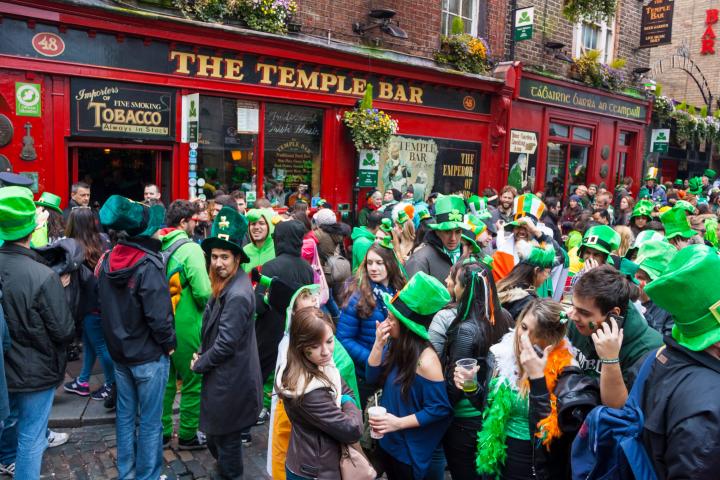 Un grupo de irlandeses celebra el día de San Patricio en el bar The Temple, en Dublín.