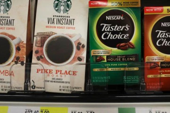 Productos de Starbucks y Nestle en un estante de un supermercado.