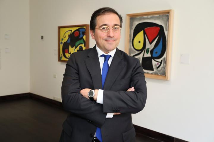 José Manuel Albares, durante su visita este miércoles la exposición "Universo Miró", en la embajada española de Nueva Delhi, India.