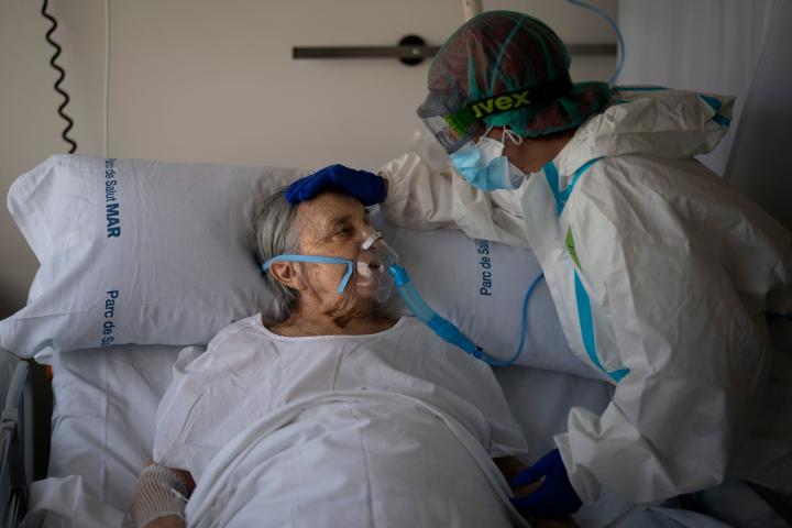 La enfermera Marta Fernández consuela a María Teresa Argullos Bove, de 94 años, en el ala para pacientes con Covid-19 del Hospital del Mar, en Barcelona, el 18 de noviembre de 2020.