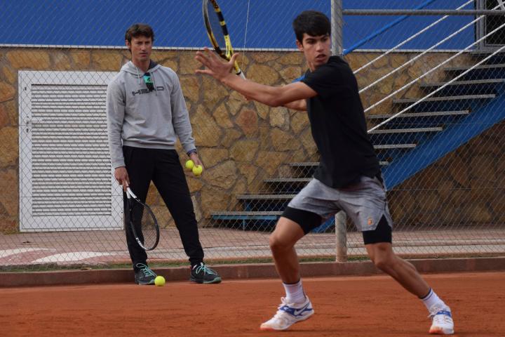 Un Carlos Alcaraz adolescente entrena bajo la mirada de su entrenador Juan Carlos Ferrero