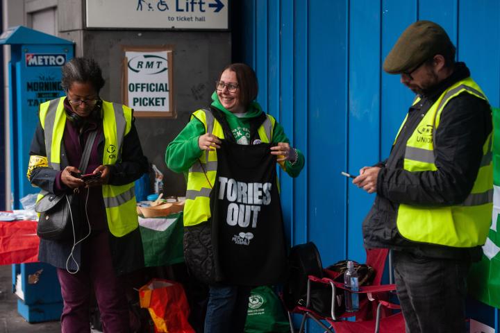 Piquetes, durante la huelga de trabajadores de Metro en Londres, a principios de junio.