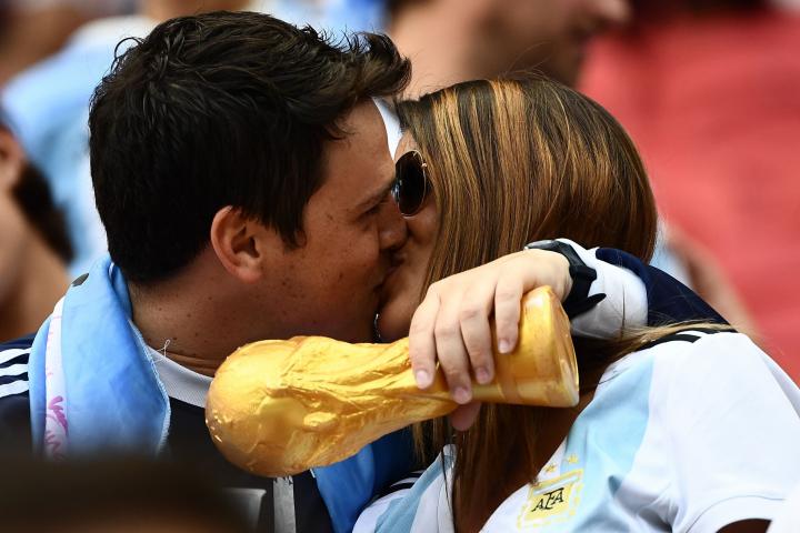 Aficionados de Argentina se besan en el Mundial de Rusia 2018.