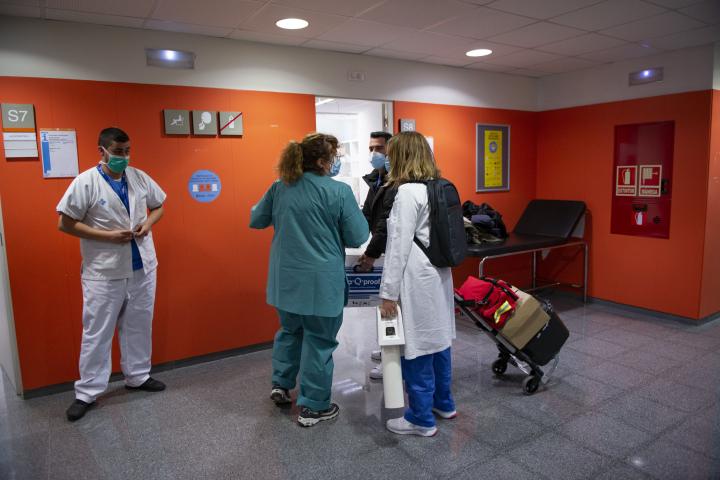 BARCELONA, SPAIN - JANUARY 05: Healthcare workers arrive with boxes of vaccines against Covid-19 at the primary healthcare center in Barcelona, Spain on January 5, 2021. (Photo by Adria Puig/Anadolu Agency via Getty Images)
