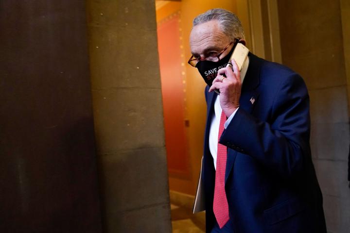 El líder de la minoría en el Senado, Chuck Schumer, habla por teléfono en el Capitolio el martes 15 de diciembre de 2020, en Washington. (AP Foto/Susan Walsh)