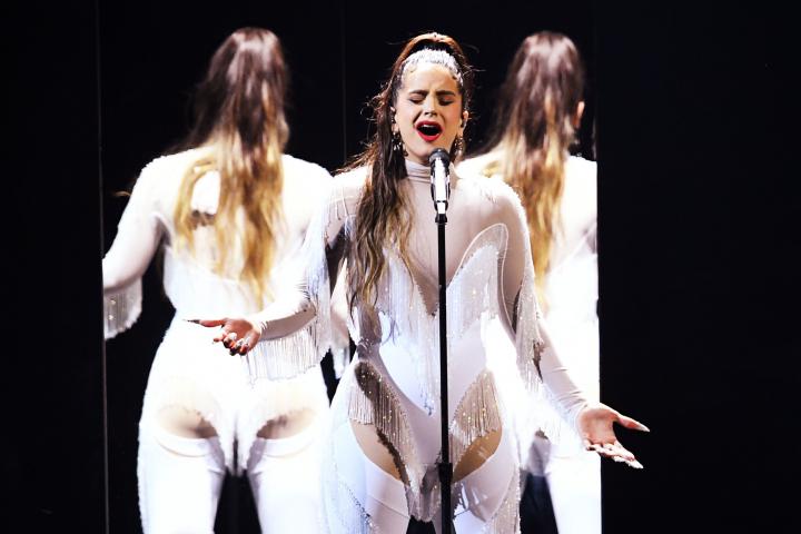 La cantante Rosalía durante su actuación en los Premios Grammy 2020 en el Staples Center de Los Angeles (Estados Unidos).