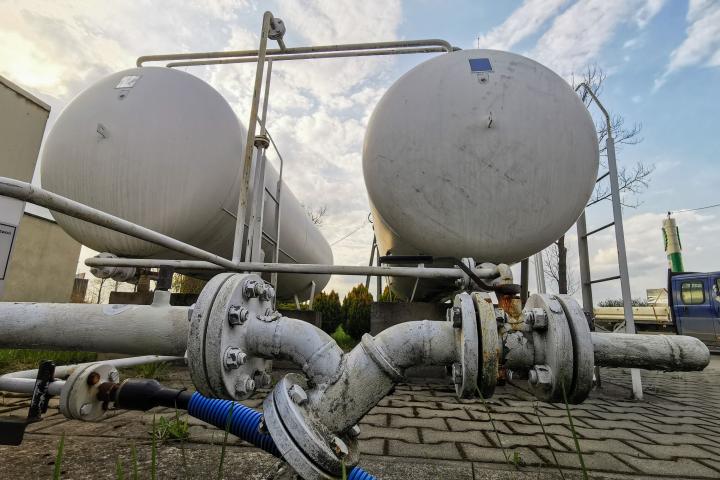 Tubos y tanques de gas licuado en una estación petrolera polaca. 