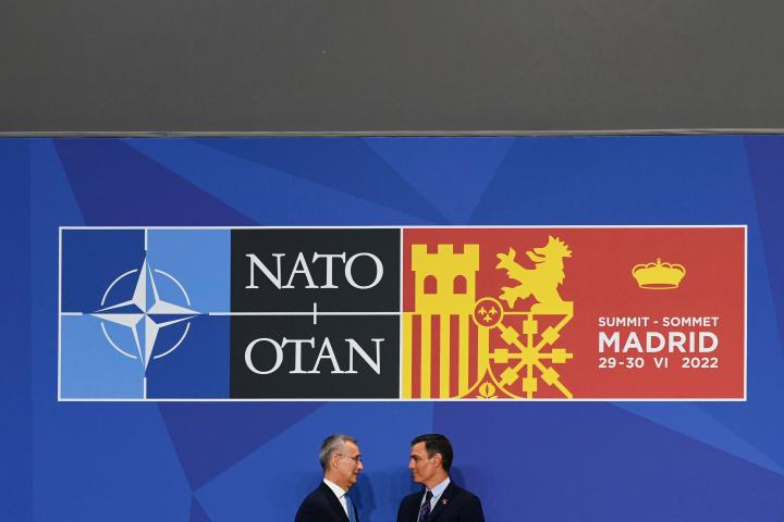 Jens Stoltenberg y Pedro Sánchez, recibiendo a los mandatarios de los países aliados en el Ifema de Madrid. 