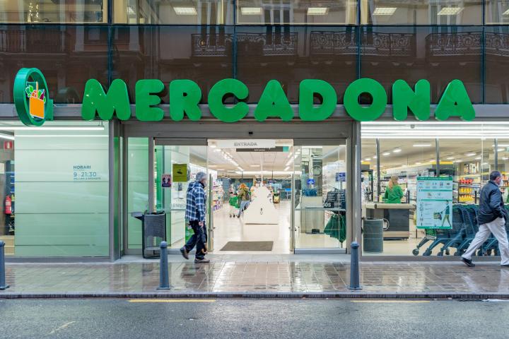 VALENCIA, SPAIN - 2021/01/08: People wearing face masks walk past a Mercadona shop.
In the last weeks of Christmas, the cases of Covid19 in Valencia have increased, this has caused the winter sales to begin accompanied by new anti-Covid measures...