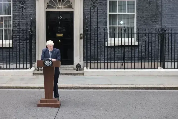 Boris Johnson dimite frente al número 10 de Downing Street