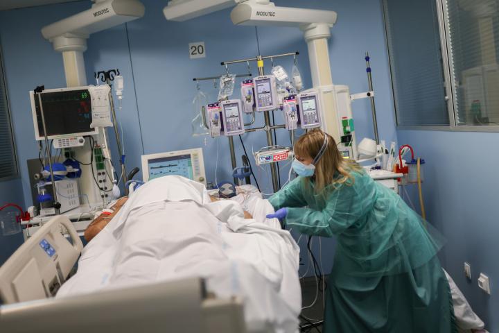 Una sanitaria atiende a un paciente de UCI en el Hospital de Sant Pau de Barcelona, el 21 de enero de 2021. 