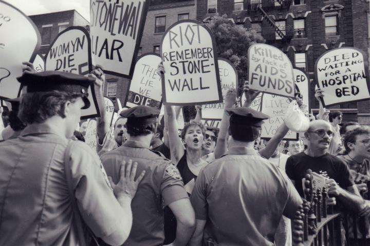 Activistas se manifiestan conmemorando las revueltas de Stonewall y pidiendo más financiación para tratar el VIH. En Nueva York (EEUU), el 6 de junio de 1989.