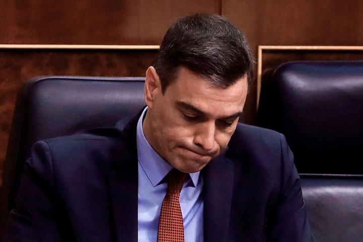 Spanish Prime Minister Pedro Sanchez reacts during a session at the Lower Chamber of the Spanish Parliament in Madrid on April 22, 2020. - Spain has suffered the world's third-most deadly outbreak of the coronavirus, which has so far killed 21,2...
