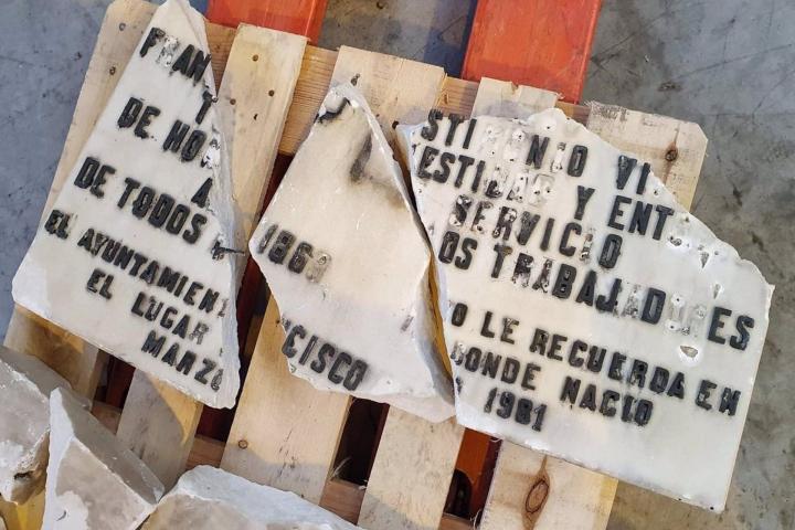 Placa dañada que fue retirada de la vivienda donde vivía Largo Caballero.