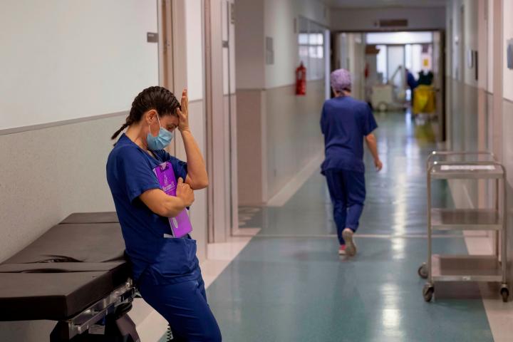 Una enfermera de la Unidad de Cuidados Intensivos (UCI) del Hospital Santa Lucia de Cartagena este sábado.