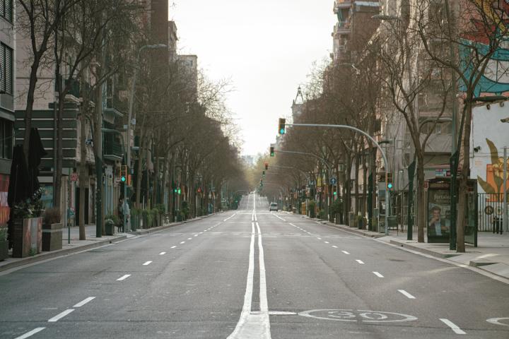 Leere Straße während der Ausgangssperre in Barcelona