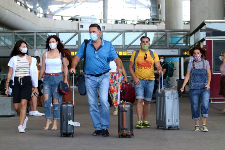 Turistas y residentes llegan al aeropuerto de Málaga el 22 de junio.