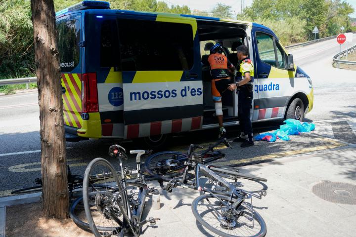 Los Mossos d´Esquadra investigan el atropello a ocho ciclistas que ha provocado la muerte de dos de ellos.