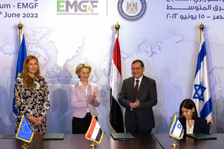 La comisaria europea de Energía, Kadri Simson; la presidenta de la Comisión, Ursula von der Leyen; el ministro egipcio de Petróleo, Tarek el-Molla, y la ministra israelí de Energía, Karine Elharrar, durante la ...