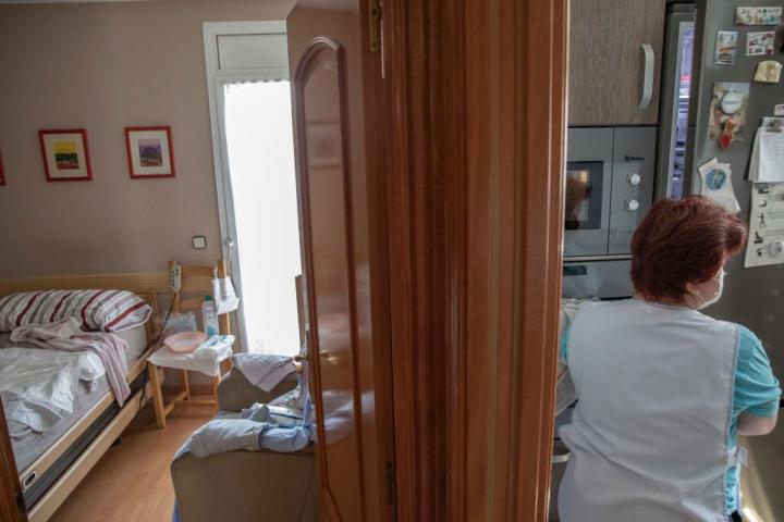Una trabajadora se ocupa de la habitación en una residencia de mayores