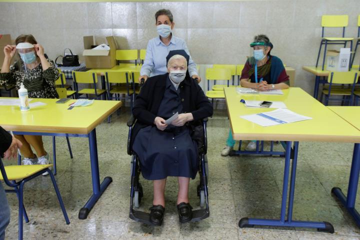 Una monja en silla de ruedas, en un colegio de Ribadeo (Galicia).