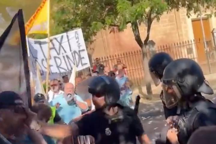 Agresión de un agente antidisturbios a un taxista que se manifestaba en Sevilla.