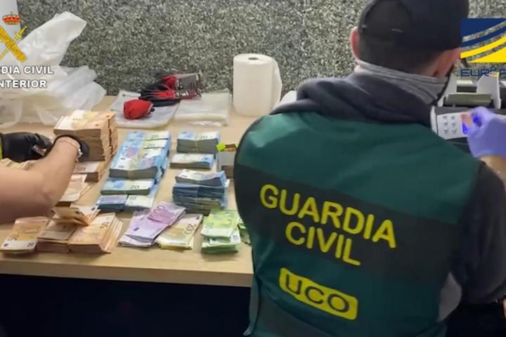 La Guardia Civil desarticula la organización criminal internacional más importante que operaba en España.