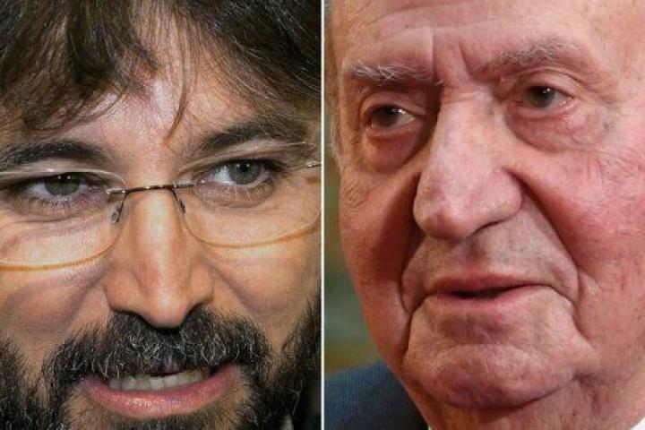 Jordi Évole y el rey Juan Carlos, en sendas imágenes de archivo.