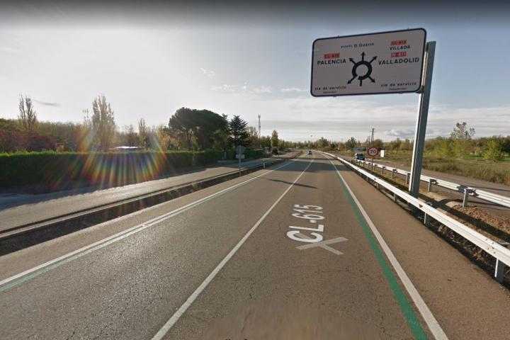 Una carretera con líneas verdes en Palencia.