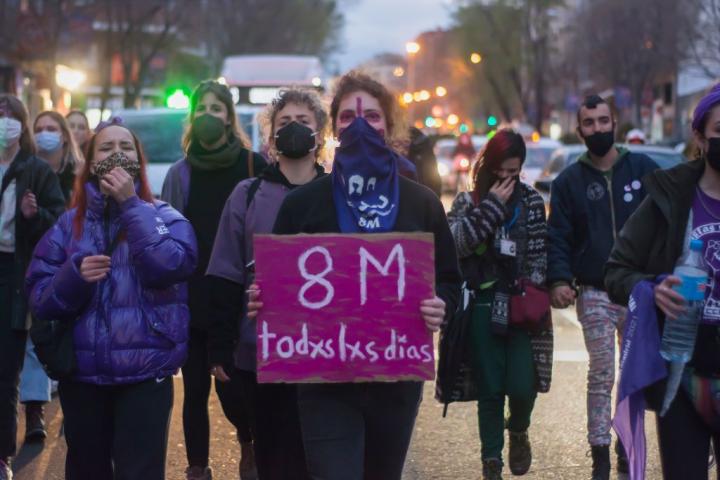 Un grupo de mujeres se manifiesta en Madrid durante el 8-M, a pesar de la prohibición.