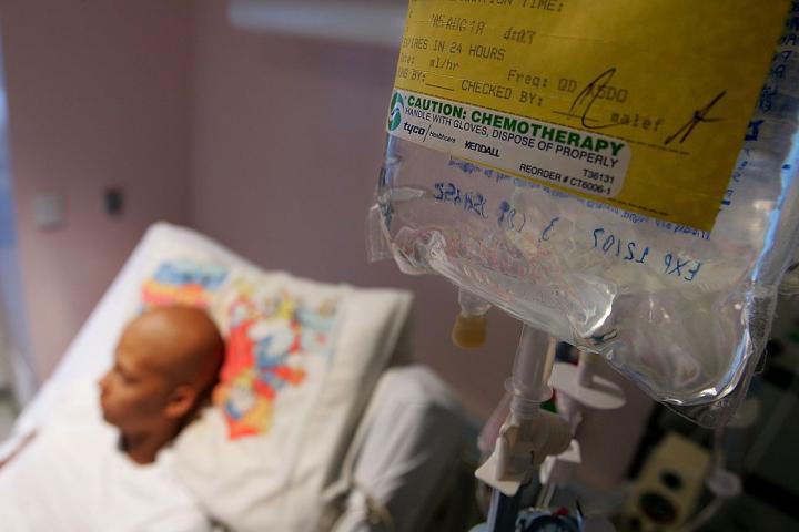 Un paciente con cáncer recibe un tratamiento con quimioterapia.