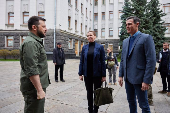 Zelenski junto a Sánchez en Kiev.