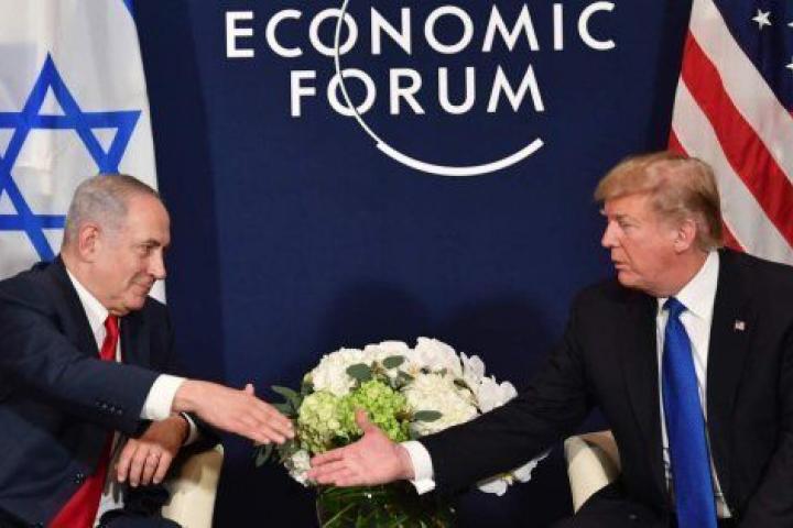 Trump y Netanyahu estrechan la mano en Davos.