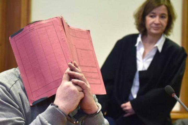 Imagen de archivo de Niels H. (que cubre su rostro con una carpeta) junto a su abogada en 2015, durante su juicio.