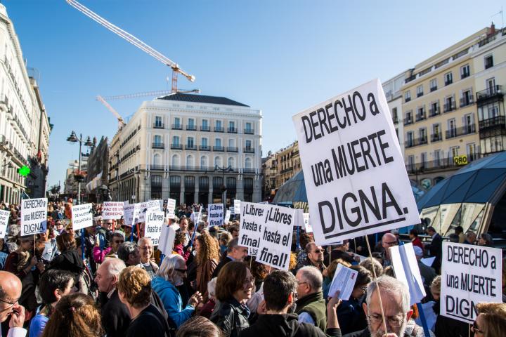 Manifestación a favor de la eutanasia en Madrid.