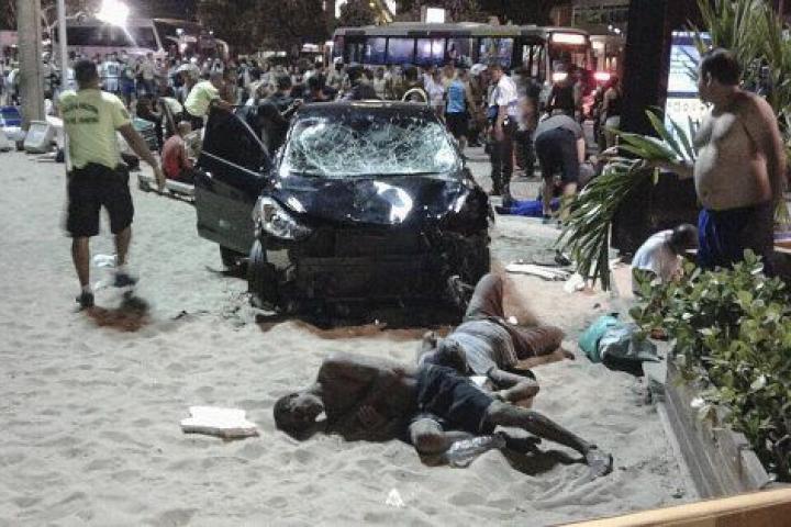 Personas heridas permanecen en el suelo tras el atropello en Copacabana, Río de Janeiro.
