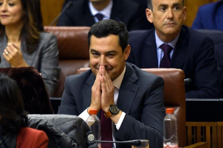 Juanma Moreno, en su escaño en el Hospital de las Cinco Llagas, sede del Parlamento andaluz.