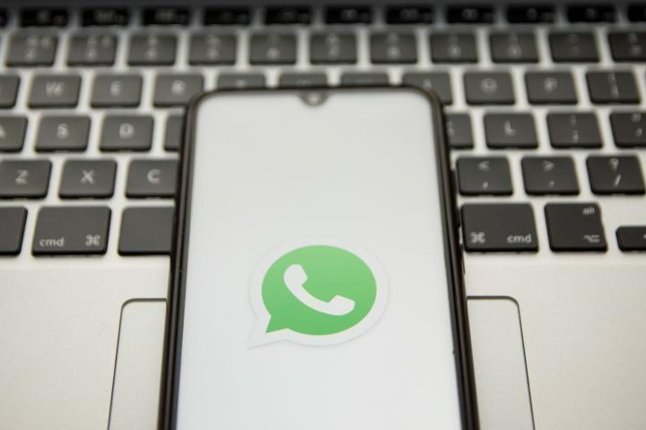 Foto de archivo de un móvil con el logo de WhatsApp.