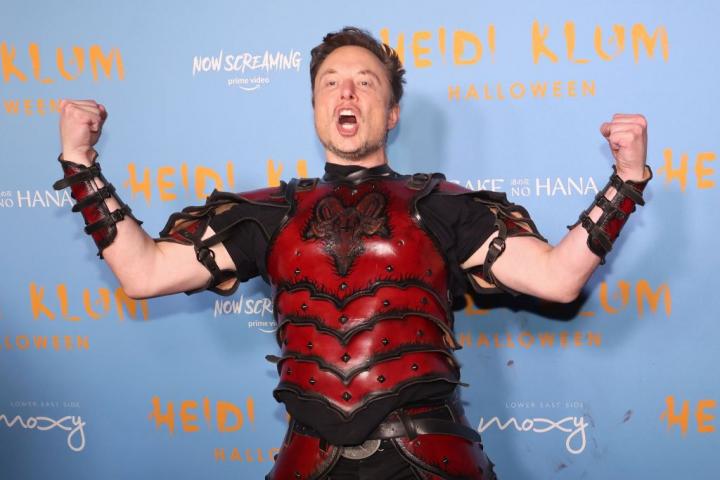 Elon Musk a su llegada a la fiesta de Halloween de Heidi Klum.