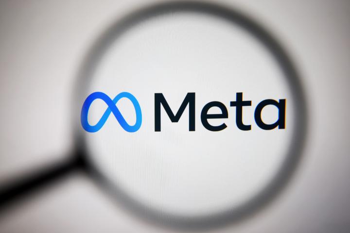 Logotipo de Meta proyectado en una pantalla