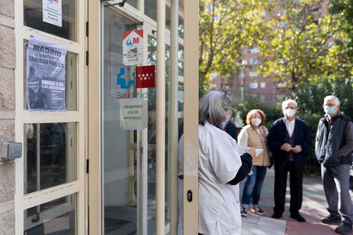 Una enfermera llama a los pacientes a las puertas del PAC Federica Montseny, en Puente de Vallecas (Madrid), el 7 de noviembre de 2022.  