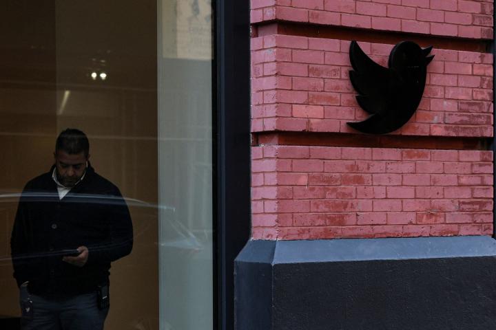 Un trabajador de Twitter en la sede de la red social en Nueva York