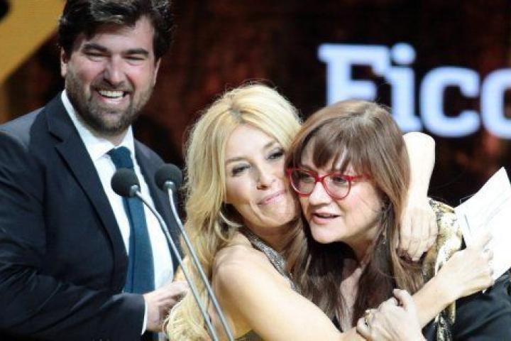 Cayetana Guillén Cuervo abraza a la directora Isabel Coixet al recibir el galardón al Mejor Largometraje por 'La Librería'.