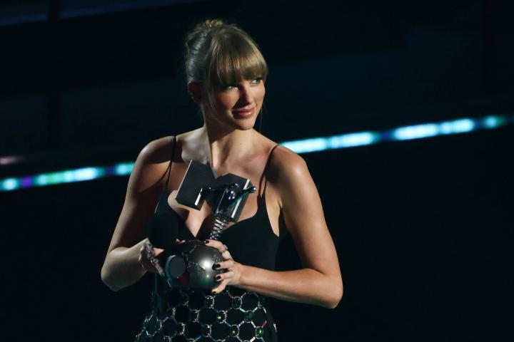 Taylor Swift recoge uno de los premios en los EMA  