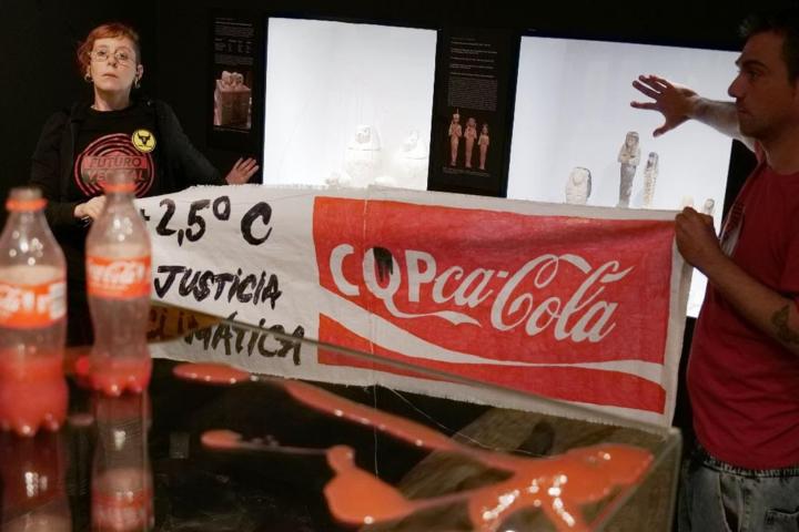 Dos militantes de Futuro Vegetal bañan este domingo con "petróleo" falso la vitrina de una réplica de momia faraónica y rociado la pared con "sangre" falsa en el Museo Egipcio de Barcelona.