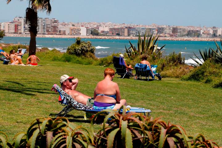Británicos tomando el sol en Orihuela, Alicante.