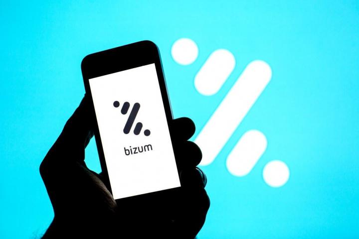 Un usuario de Bizum, sujetando el móvil.