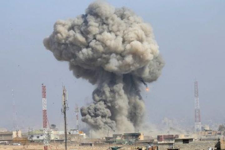 Explosión tras un ataque aéreo en la ciudad iraquí de Mosul en marzo de 2017, cuando estaba controlada por el Estado Islámico.
